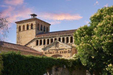 Santillana del Mar 'daki Collegiate Kilisesi, İspanya' nın kuzeyinde, Cantabria 'da bulunan tarihi bir kasaba. Bir sürü tarihi bina var..