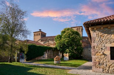 Santillana del Mar 'daki Collegiate Kilisesi, İspanya' nın kuzeyinde, Cantabria 'da bulunan tarihi bir kasaba. Bir sürü tarihi bina var..