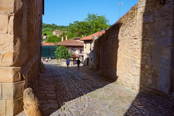 Santillana del Mar, Cantabria, İspanya ve Avrupa 'daki Cobblestone Caddesi (Calle del Irksal)