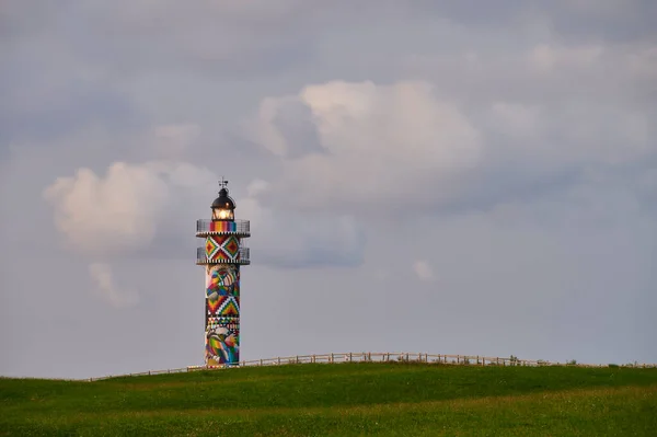 08-28-2021, Cabo de Ajo Deniz feneri ressamı Okuda San Miguel tarafından yapıldı, şehir sanatında uzmanlaştı. Ajo, Bareyo Belediyesi, Cantabria, Cantabrian Denizi, İspanya, Avrupa.