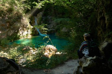 Urederra nehrindeki turkuaz sular, Baquedano, Navarra, İspanya, Avrupa