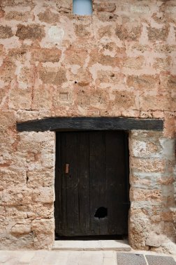 Küçük bir kasaba olan Orbaneja del Castillo, Burgos, İspanya, Avrupa 'da küçük ahşap kapılı taş cephe