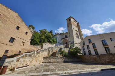 Adalet Sarayı ve San Pedro de la Rua Kilisesi, Estella, Lizarra, Navarra, Espaa. St. James yolu.