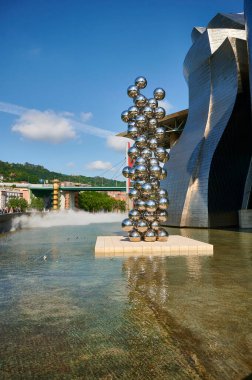 Guggenheim Müzesi ve heykel Uzun ağaç ve Anish Kapoor 'un gözü. Arka planda La Salve köprüsü var.