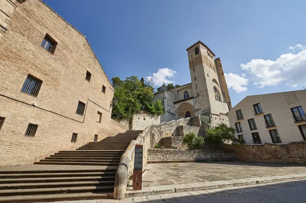 Adalet Sarayı ve San Pedro de la Rua Kilisesi, Estella, Lizarra, Navarra, Espaa. St. James yolu.