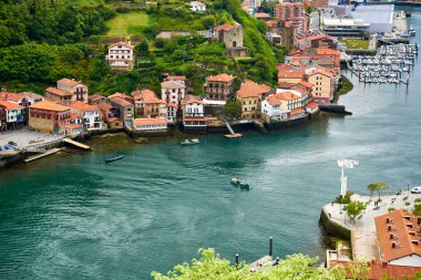Limanı ve Pasai Donibane, Gipuzkoa, Bask Bölgesi, İspanya 'daki tekneleri ile birlikte balıkçı köyü manzarası