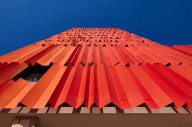 Mavi gökyüzü, Bilbao, Biscay, Bask Ülkesi, Euskadi, Euskal Herria, İspanya, Avrupa üzerinde kırmızı cepheli modern binanın ayrıntıları