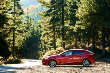 Mazda 3 kırmızı arabasının görüntüsü