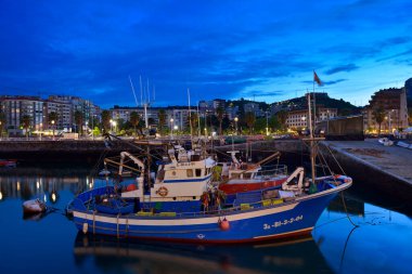Santurce 'de balıkçı tekneleri mavi saatte, Biscay, Bask Ülkesi, Euskadi, İspanya, Avrupa