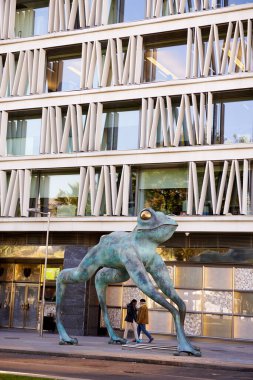 Eladio de Mora 'nın Şans Kurbağası, dEMO, Recoletos Caddesi, Madrid, İspanya, Avrupa