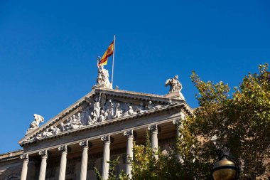 Ulusal Kütüphane 'nin çatısındaki İspanyol Bayrağı, Paseo de Recoletos, Madrid, İspanya. Avrupa, mimari ve sanat