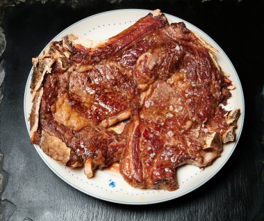 Kemikli sığır pirzolası yemeye hazır.