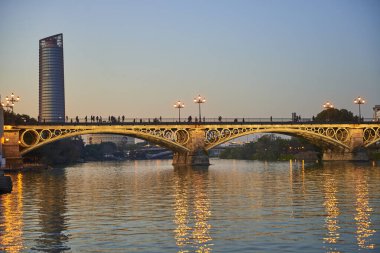 Isabel Köprüsü veya Triana Köprüsü, Guadalquivir Nehri 'nde Akşam, Sevilla, Endülüs, İspanya, Avrupa.
