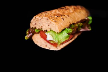 Sebze, marul, domates, yumurta ve jambon.