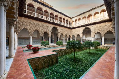 Ortaçağ bahçesi ve avlusu, Teras de las Doncellas, Kraliyet Sarayı, Sevilla, İspanya, Avrupa.