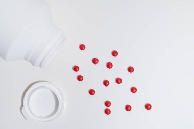 Kırmızı haplar beyaz arka planda