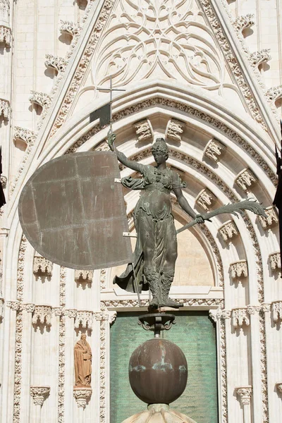 Seville, Endülüs, İspanya, Avrupa. Giralda 'nın ünlü kulesi, İslami mimari Almohads tarafından inşa edildi ve tepesinde Giraldillo heykeli olan Rönesans çan kulesi tarafından taçlandırıldı, UNESCO Dünya Mirası