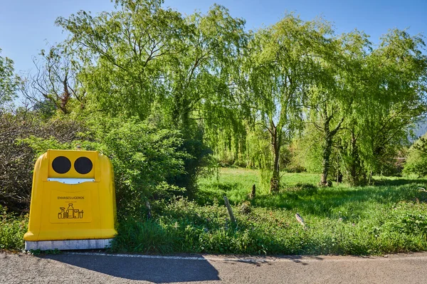 Kırsal alanda plastiğin geri dönüşümü için sarı çöp kutusu