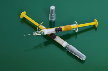 Yeşil arkaplan üzerinde şırıngaların stüdyo çekimi