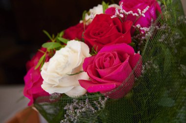 Kırmızı ve beyaz gül buketi