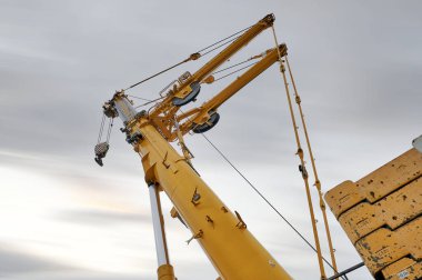 Sarı teleskopik kollu bir turna, büyük bir vinç.