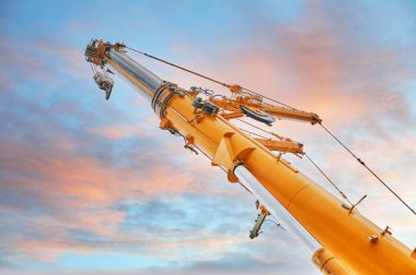 Sarı teleskopik kollu bir turna, büyük bir vinç.