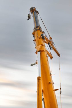 Sarı teleskopik kollu bir turna, büyük bir vinç.