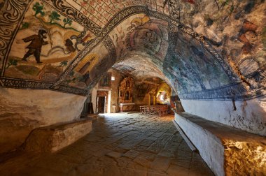 Ojo Guarea Karstic Kompleksi 'nde San Bernabe' nin keşişi, Castilla Leon Ulusal Anıtı, İspanya, Avrupa