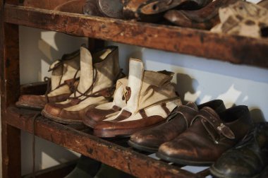 Eski raflarda, Artziniega, Alava, Bask Ülkesi, Euskadi, Euskal Herria, İspanya, Avrupa Etnoğrafya Müzesi 'nin içinde çeşitli vintage ayakkabılar.