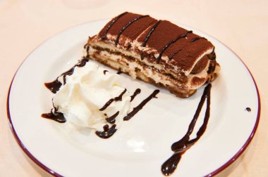 Kremalı ve çikolatalı tiramisu, İtalyan tatlısı. Yakın görünüm