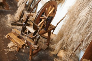 Eski dönme dolap, geleneksel sanat, dikiş, Artziniega Etnografik Müzesi 'nin iç kısmı.,