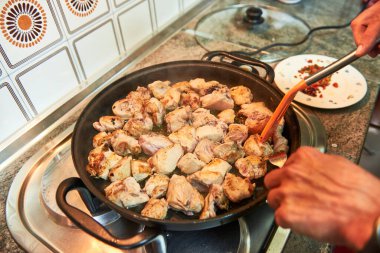 Tavada sarımsaklı tavuk.