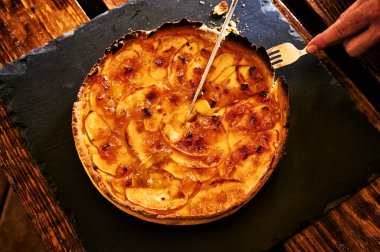 Bıçak ev yapımı elmalı turta kesiyor.