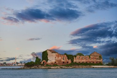 Venedik lagünündeki Madonna del Monte Adası 'nda terk edilmiş bir bina dramatik bir gökyüzü, İtalya, Avrupa
