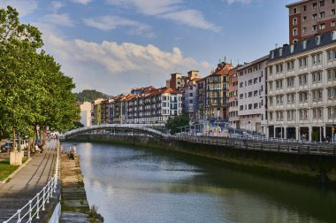 Nervion Nehri ve La Ribera Köprüsü, Bilbao, Bizkaia, Bask Ülkesi, Euskadi, Euskal Herria, İspanya, Avrupa