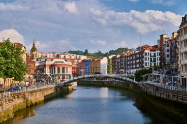 Nervion Nehri ve La Ribera Köprüsü ve pazarı, Bilbao, Bizkaia, Bask Ülkesi, Euskadi, Euskal Herria, İspanya, Avrupa