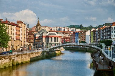Nervion Nehri ve La Ribera Köprüsü ve pazarı, Bilbao, Bizkaia, Bask Ülkesi, Euskadi, Euskal Herria, İspanya, Avrupa