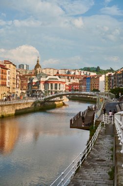 Nervion Nehri ve La Ribera Köprüsü ve pazarı, Bilbao, Bizkaia, Bask Ülkesi, Euskadi, Euskal Herria, İspanya, Avrupa