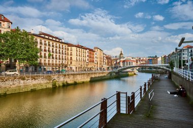 Nervion Nehri ve La Ribera Köprüsü ve pazarı, Bilbao, Bizkaia, Bask Ülkesi, Euskadi, Euskal Herria, İspanya, Avrupa