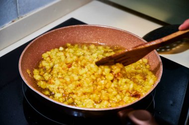 İspanyol omleti yapmak için patates kızartması.