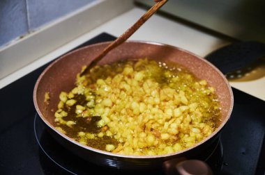 İspanyol omleti yapmak için patates kızartması.