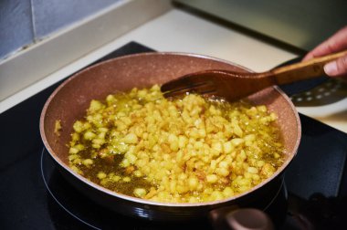 İspanyol omleti yapmak için patates kızartması.