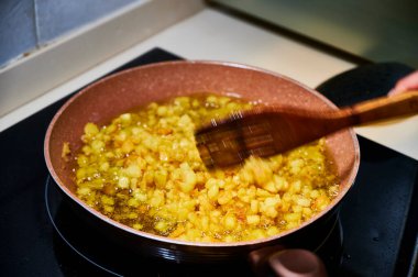 İspanyol omleti yapmak için patates kızartması.