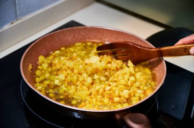 İspanyol omleti yapmak için patates kızartması.