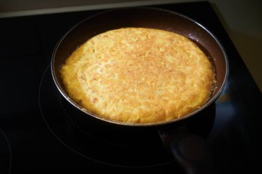 Kızartma tavasında İspanyol omleti