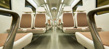 Modern bir vagonda boş koltuklar.