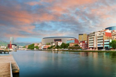 Arka planda Nervion Nehri ve Olabeaga Mahallesi ve San Mames Futbol Kulübü, Bilbao, Biscay, Bask Ülkesi, Euskadi, Euskal Herria, İspanya, Avrupa