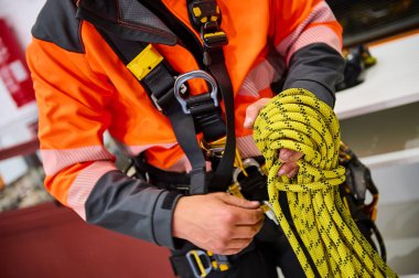 Elinde emniyet ipi olan bir dağcının ellerinin ayrıntıları.