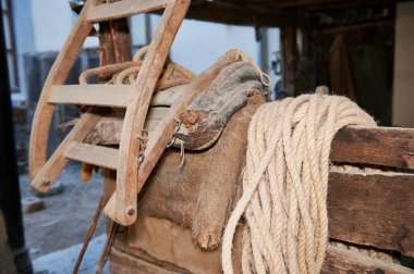 Bir çiftlik evindeki ahşap tahtalara sarılı kenevir halatı.