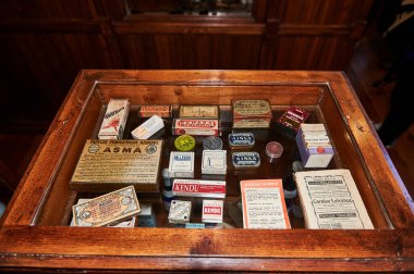 Eski eczane eşyalarının ayrıntıları